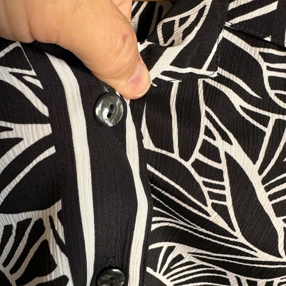 Allison Daley Black + White Abstract Leaf Short‎ Sleeve Button Up Blouse Size 14 - Picture 3 of 10